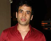 Now Tusshar's turn to flaunt six-pack